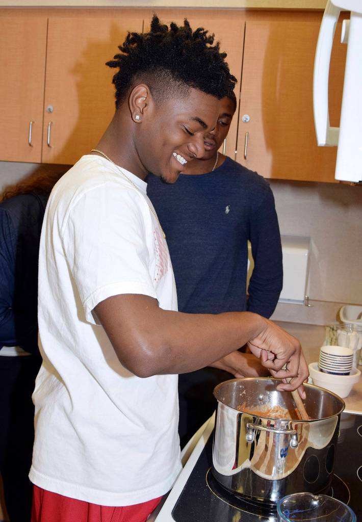 Ezekiel Turner cooks chili in the kitchen. RACHEL CIAMPI, Auburn Reporter