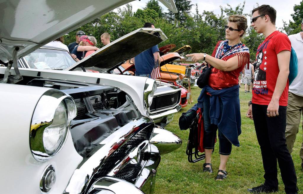 Judy and Justin Chase look at some classics at the car show. RACHEL CIAMPI, Auburn Reporter