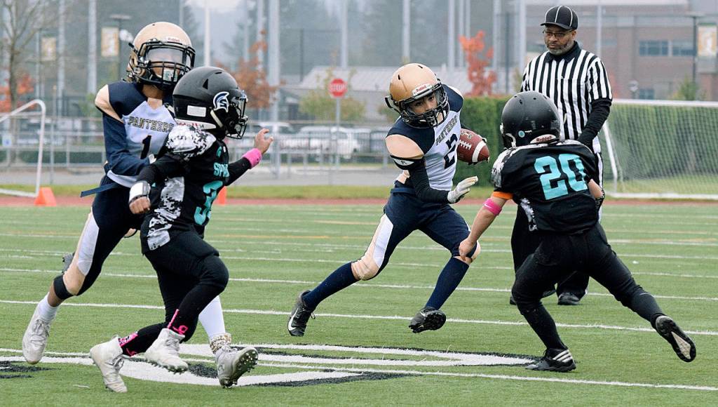 The Panthers Jeremiah Weatherford runs with the ball while avoiding the Spartans. RACHEL CIAMPI, Auburn Reporter