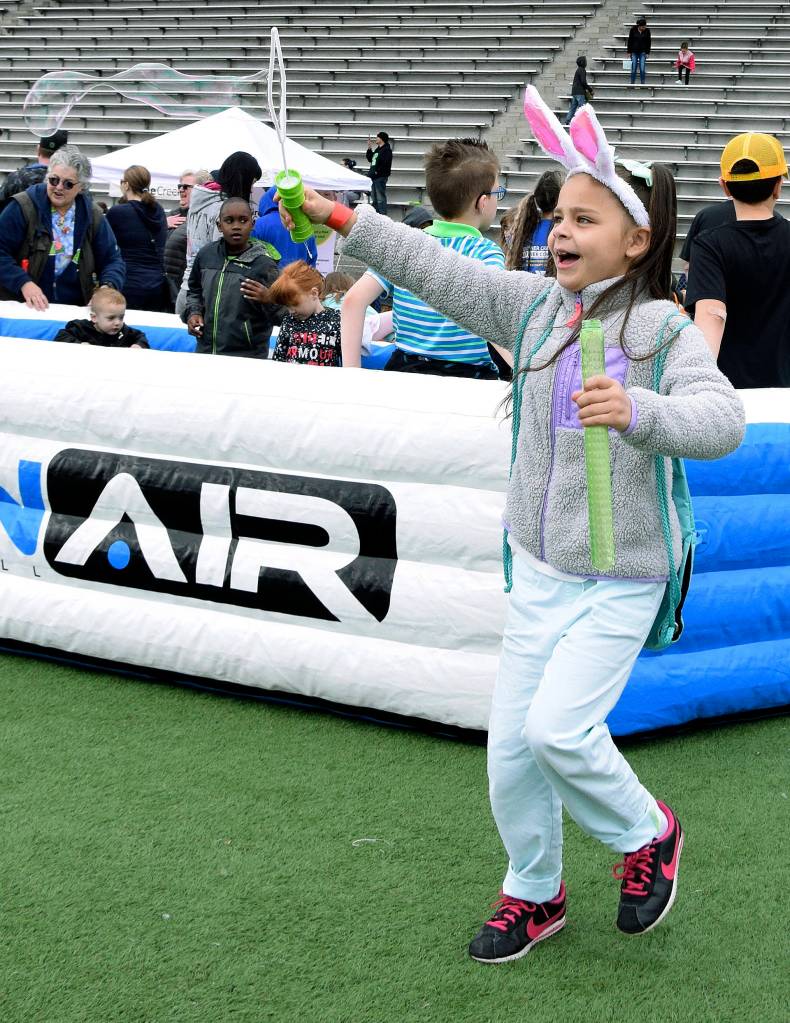 Kaylianna Green, 6, has fun with bubbles. RACHEL CIAMPI, Auburn Reporter