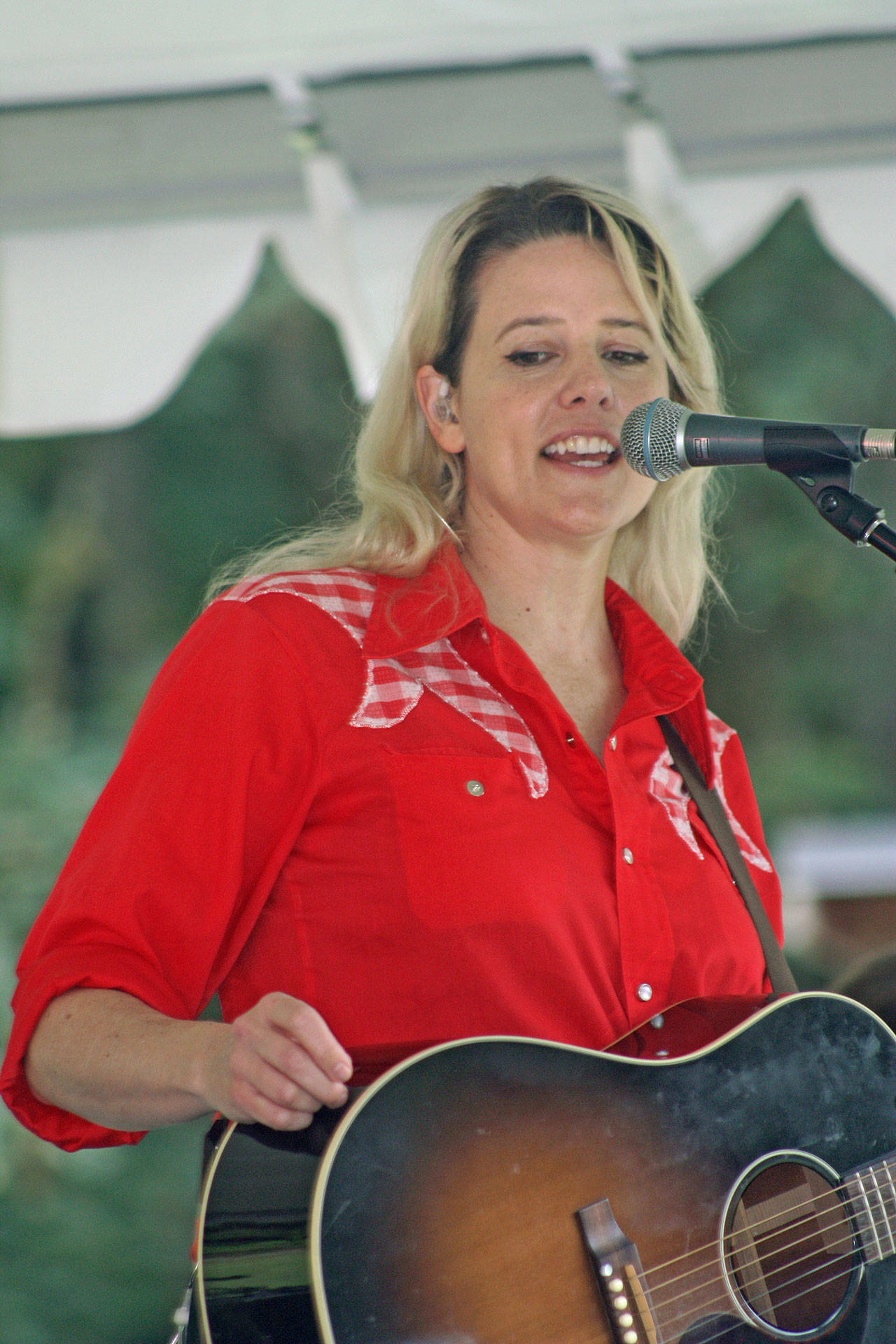 Stephanie Ward of the Great American Trainwreck, a Seattle band, performs. MARK KLAAS, Auburn Reporter