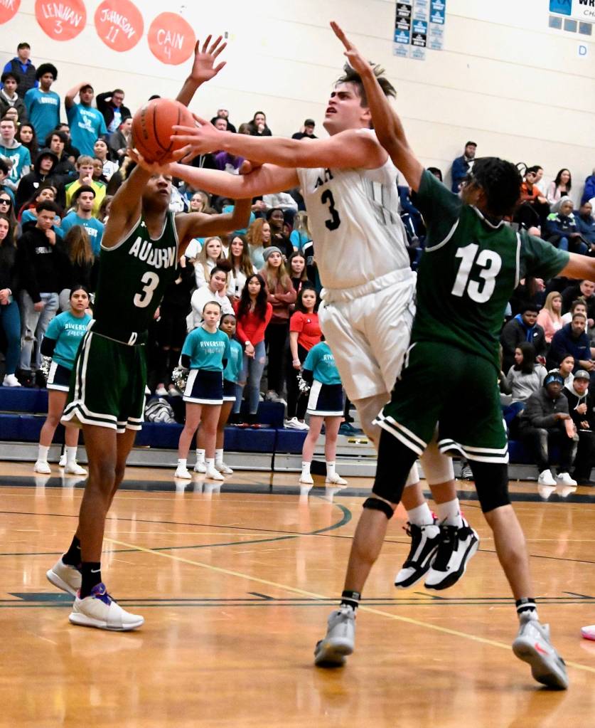 The Ravens Cole Lenihan goes for the shot between Auburn defenders. RACHEL CIAMPI, Auburn Reporter