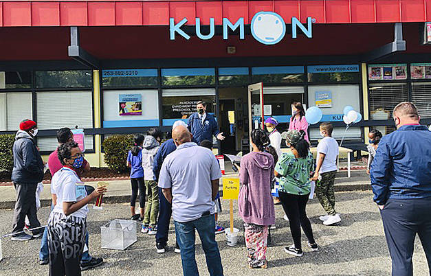 Mayor Jim Ferrell speaks to the spelling bee contestants. Photo courtesy of Kumon