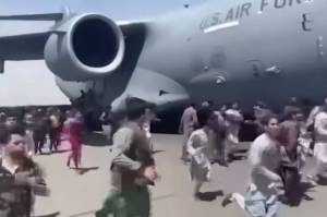 Screenshot of Voice of America footage from the August 2021 scene at Kabuls international airport in Afghanistan.