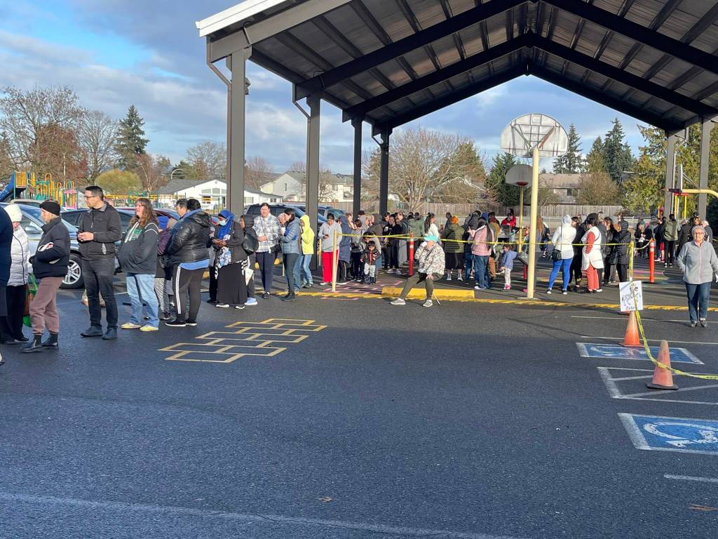 A line at the Auburn Food Bank on Nov. 23. Photo by Carol Greiling/Auburn Reporter