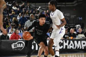 Auburn senior Devon Anderson looks for teammates. Ben Ray / The Reporter