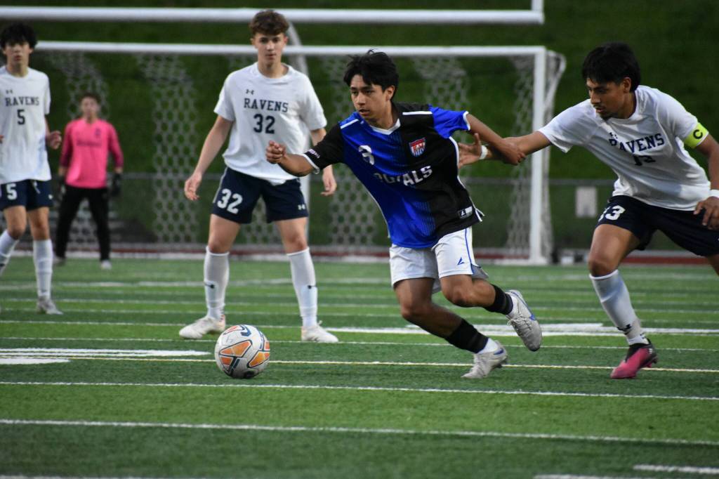 Kent-Meridian sophomore Irving Baca-Silva evades a defender. Ben Ray / The Reporter