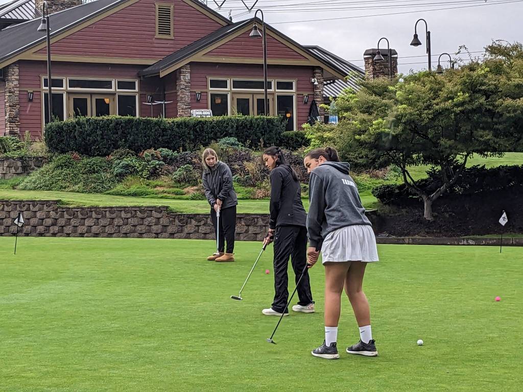 Photos by Ben Ray / The Reporter
Top three golfers from Auburn Mountainview Ella Podeszwa, Esther Yu, and Malina Taamu work the practice green.