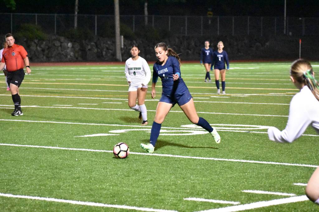 Ellie Shipe plays the space against the Conks for Riverside. Ben Ray / The Reporter