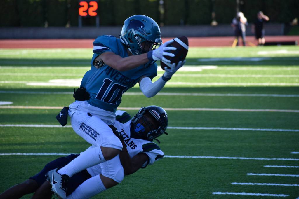 Aiden Schmitz hangs on to a reception in the win over Todd Beamer. Ben Ray / The Reporter