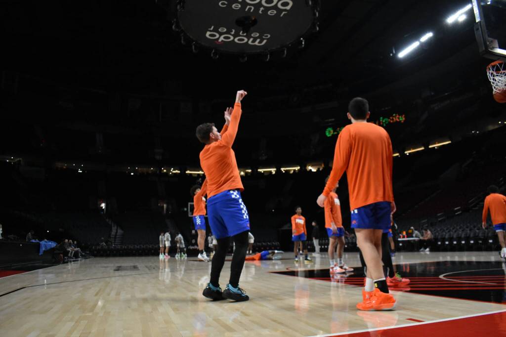 Auburn Mountainviews boys basketball team warms up at the Moda Center.