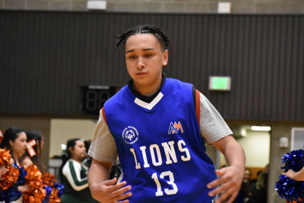 Tayveon Smith comes out during introductions. Photos by Ben Ray / The Reporter