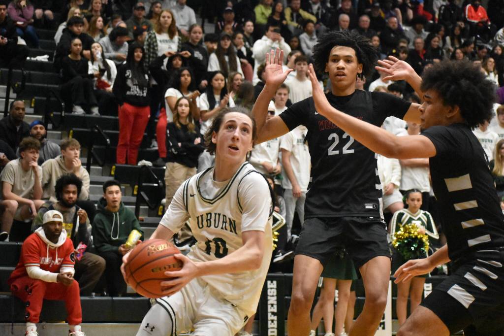 Sophomore Chase Mentink drives the base line at Auburn High School. Ben Ray / The Reporter
