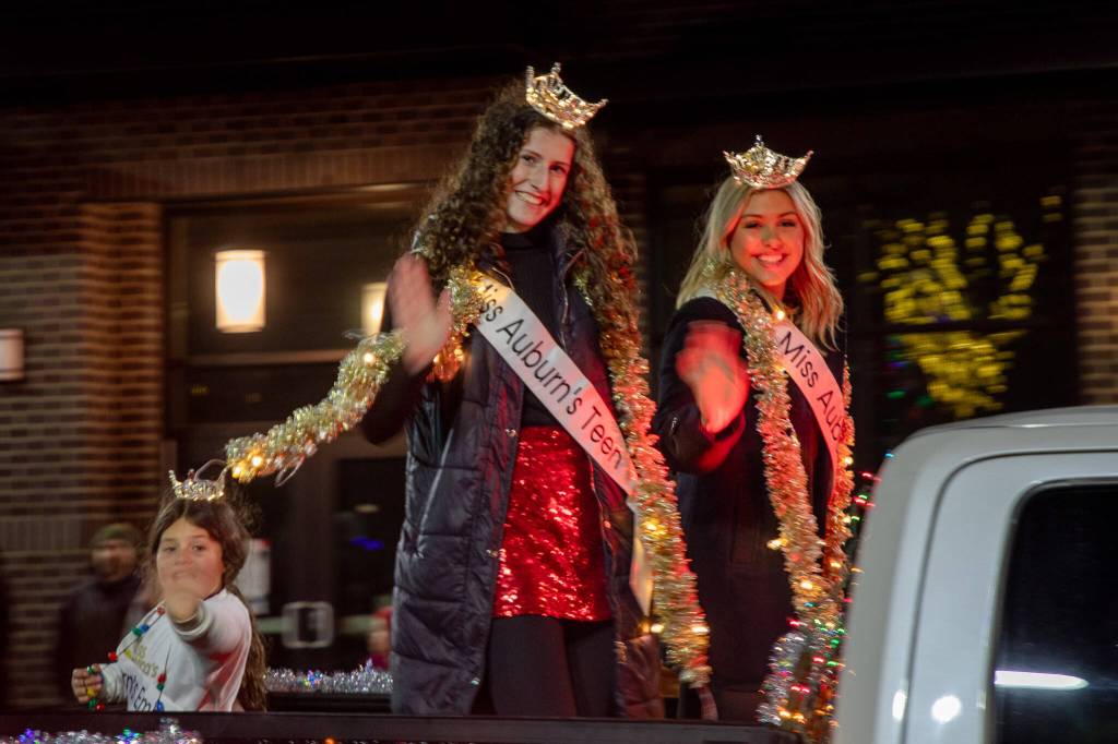 Miss Auburn 2024 Maddy Lindsay and Miss Teen Auburn Maddie McCarthy beam at the crowd gathered to celebrate Santa Claus arrival during the Dec. 7 parade honoring the jolly old elf.
Photo courtesy of City of Auburn