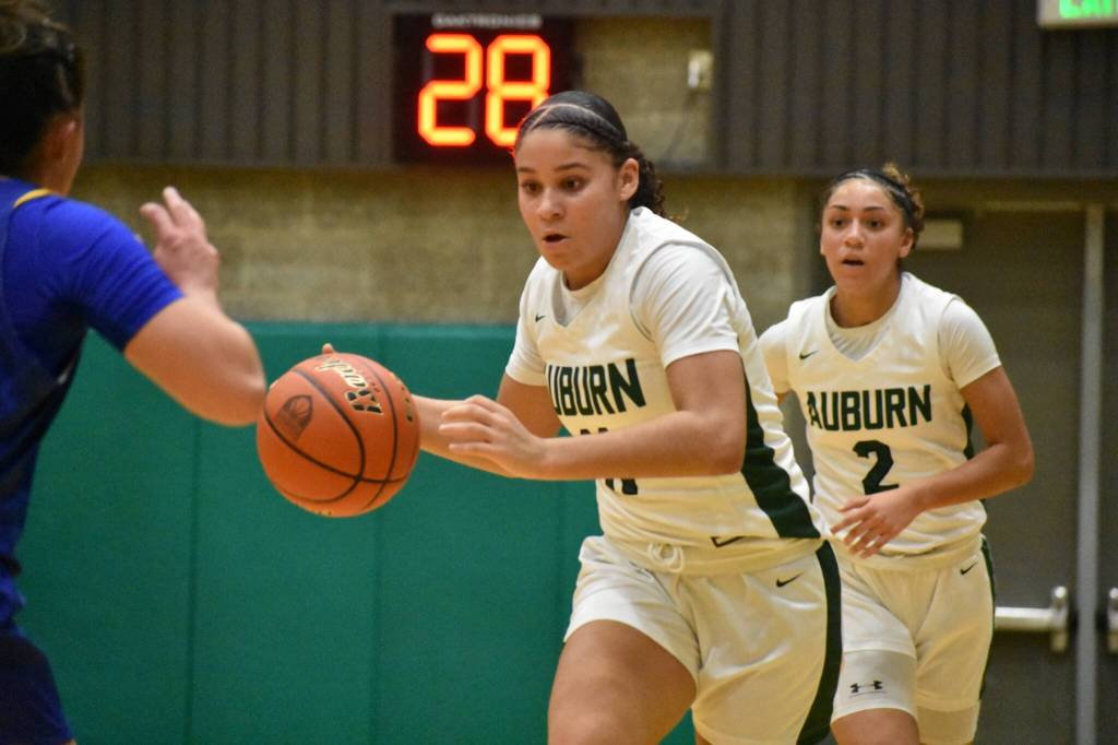 Auburn sophomore Kaleesa Howard eyes her defender down. Ben Ray / The Reporter