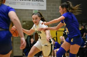 Auburns Avery Hansen drives to the basket in the loss to Tahoma. Ben Ray / The Reporter