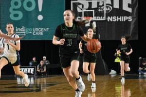 Avery Hansen dribbles the ball up the floor against Woodinville. Ben Ray / The Reporter