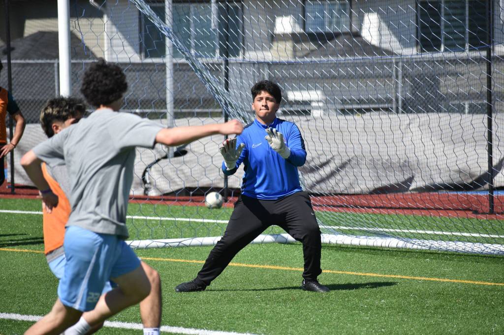 Jonathan Ochoa-Felix prepares to make a save during training. Ben Ray / The Reporter