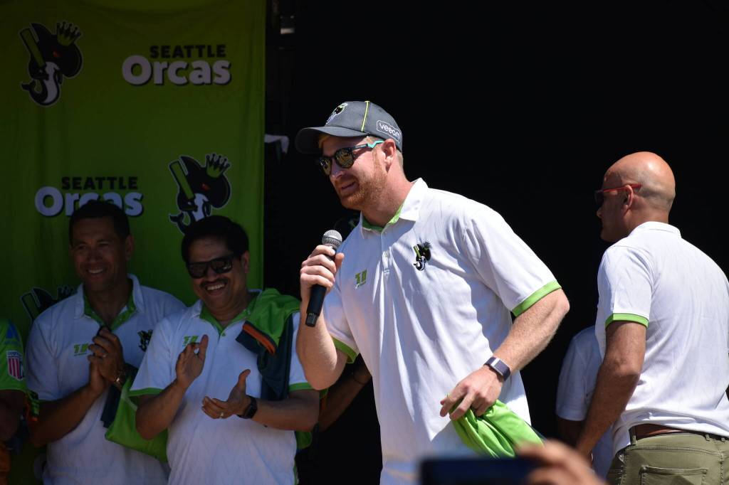 Orcas captain Heinrich Klaasen talks to fans at Maymoor Park. Ben Ray / The Reporter