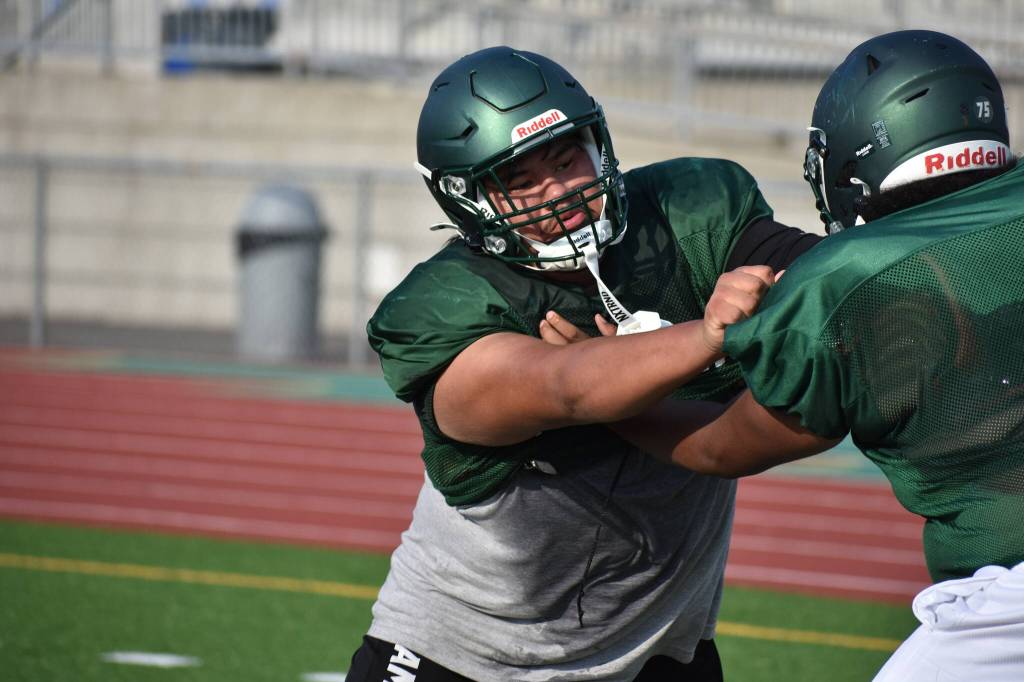 Auburn offensive linemen work during individual periods in practice. Photos by Ben Ray / The Reporter