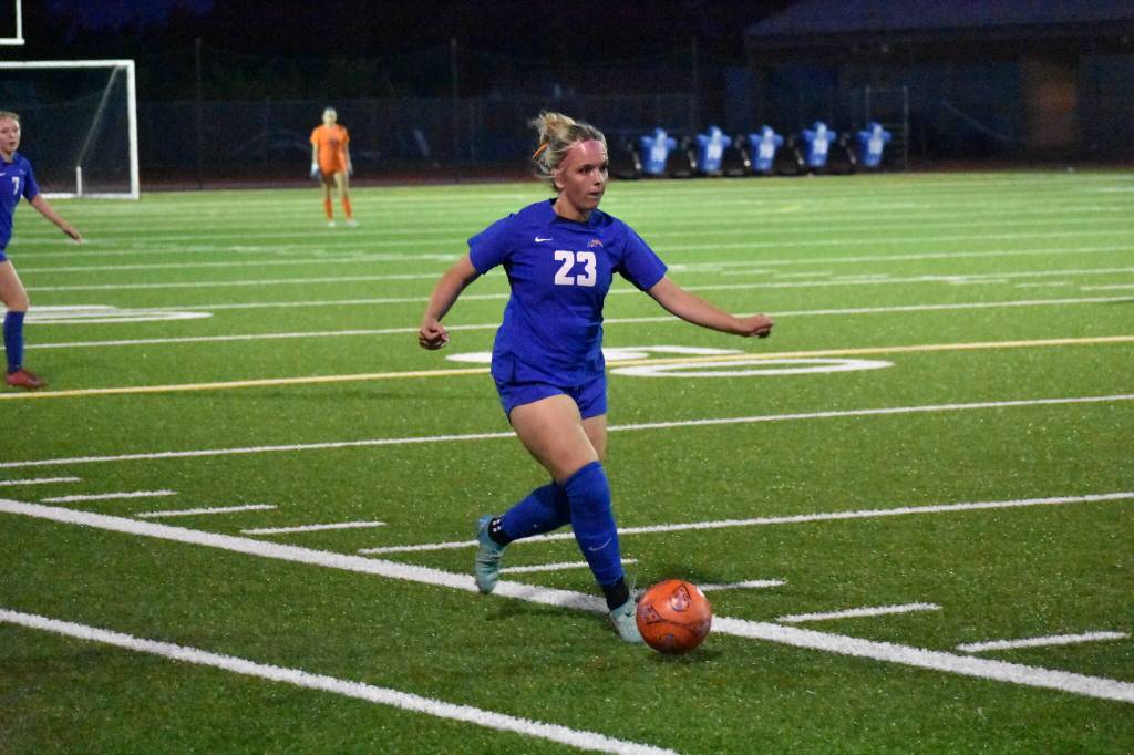 Senior defender Elle Hoefer dribbles the ball up the field. Ben Ray / The Reporter