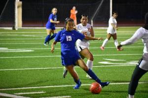 Sarah Yu dribbles the ball for Auburn Mountainview. Ben Ray / The Reporter
