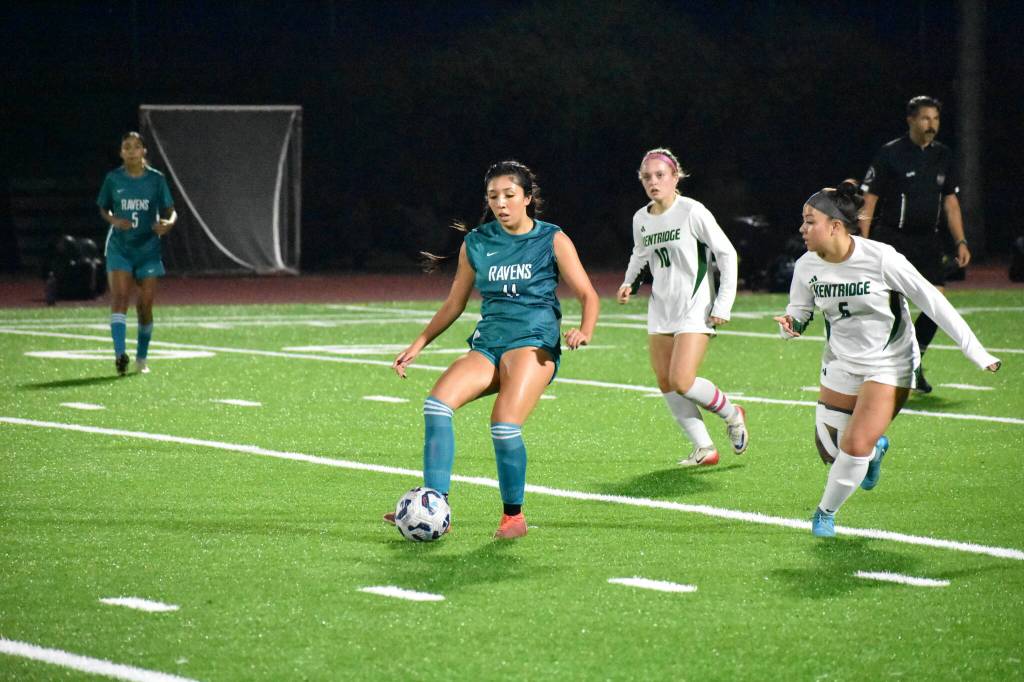 Alexis Novoa drops a pass back against Kentridge. Photos by Ben Ray / The Reporter