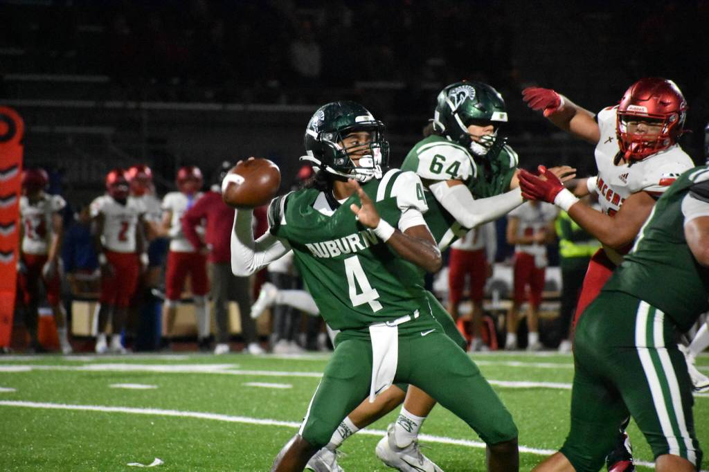 Isaiah Avelar looks to make a throw against Kennedy Catholic. Ben Ray / The Mirror
