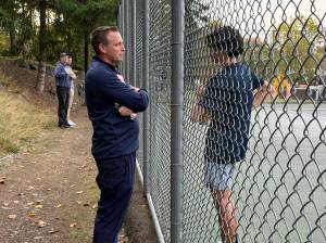 Auburn Riversides head coach Tyler Parsons speaks with Albert Yang. Nathan Hyun / The Reporter