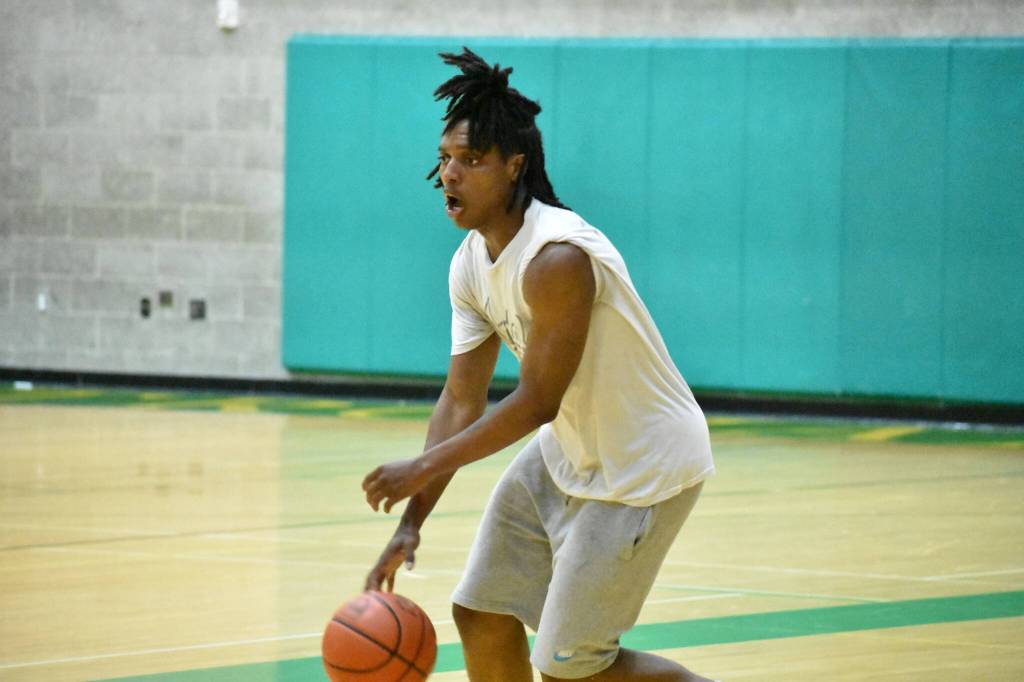 Miles Henry dribbles the basketball during practice. Ben Ray / The Reporter