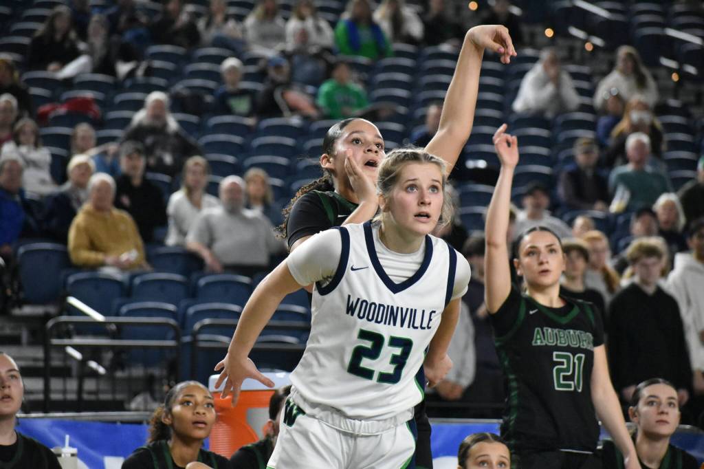 Auburns Kaleesa Howard holds the finish on a three-pointer against Woodinville. Photos by Ben Ray/ The Reporter