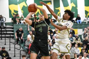 Rainier Denoso fights through contact against Kentridge. Ben Ray / The Reporter