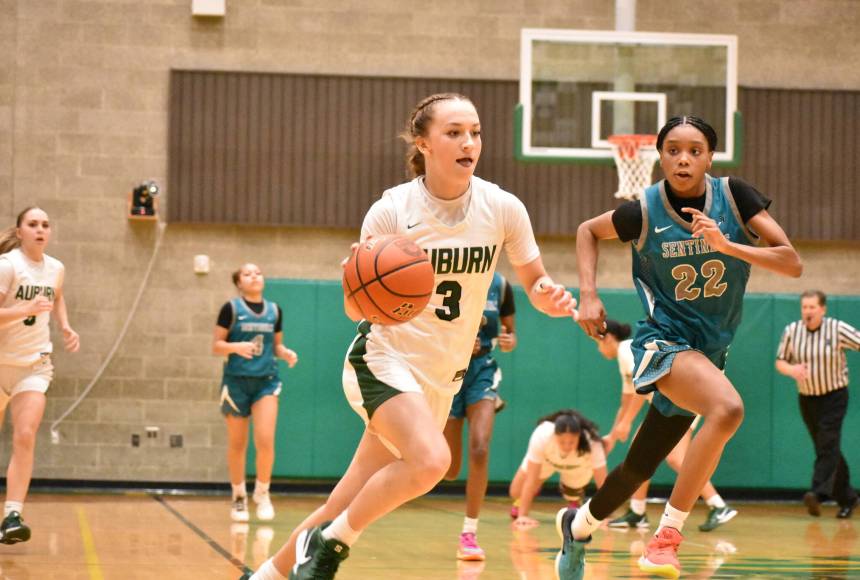 <p>Avery Hansen drives to the basket on a fast break. Ben Ray / The Reporter</p>