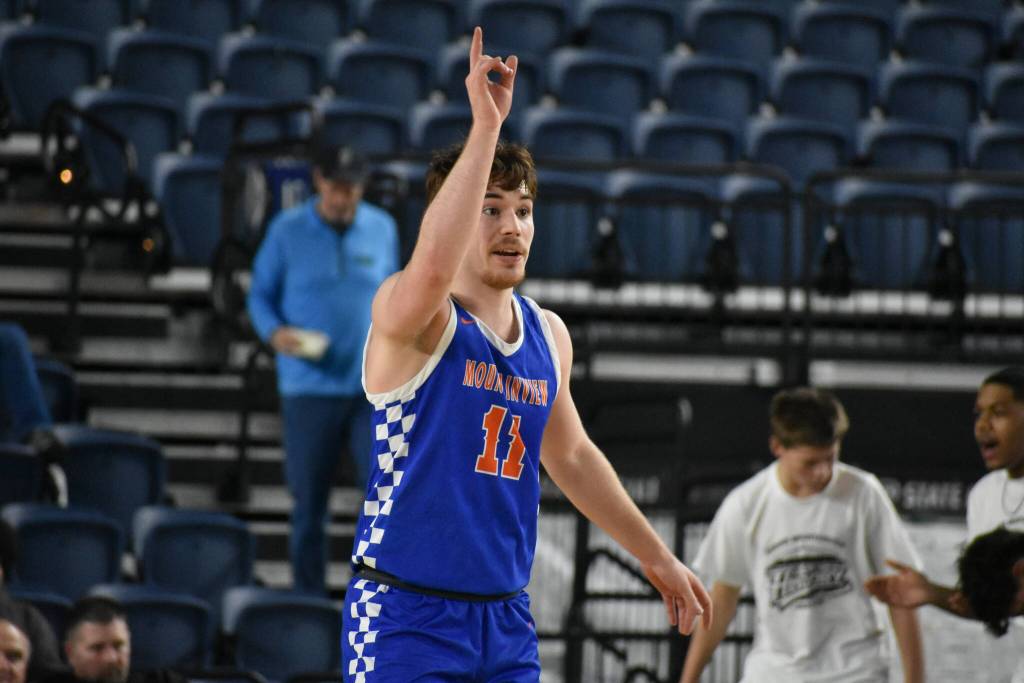 Cody Bennion holds up his hand to call the defense after making a 3-pointer. Ben Ray / The Reporter