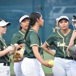 Kentridge infield huddles around Jo Thompson. Ben Ray / The Reporter