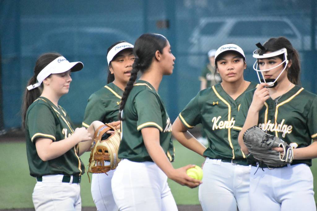 Kentridge infield huddles around Jo Thompson. Ben Ray / The Reporter