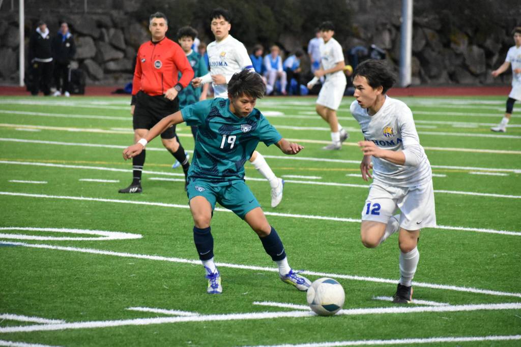 Kaden Navarro defends Tahomas Alex Rice at Auburn Riverside. Ben Ray / The Reporter