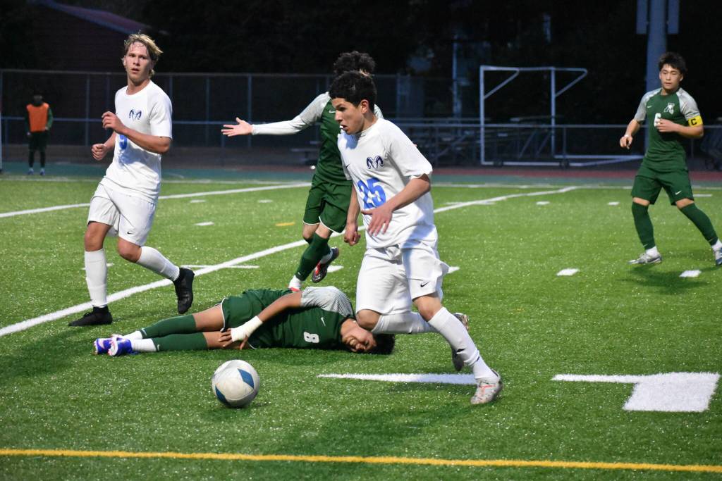 Mount Rainiers Amir Heminna controls the ball amidst chaos. Ben Ray / The Reporter