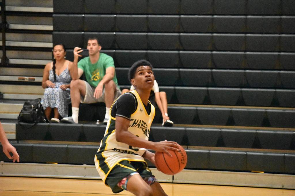 Jamir Harris eyes the basket for Kentridge. Ben Ray / The Reporter